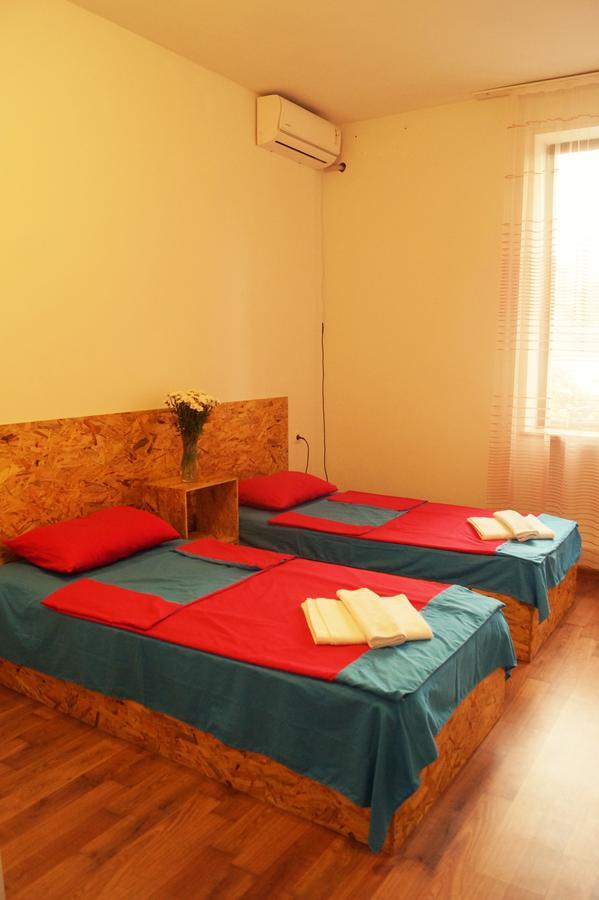 Shat Lav Hostel Єреван Екстер'єр фото