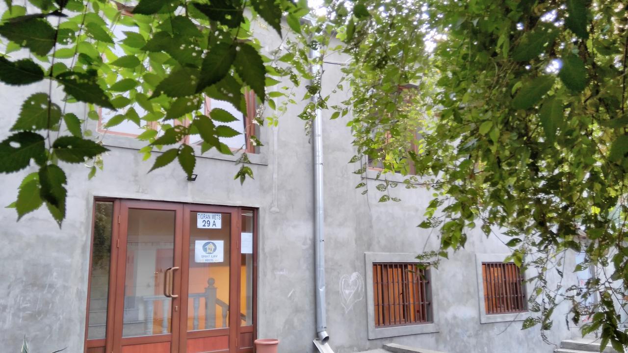 Shat Lav Hostel Єреван Екстер'єр фото