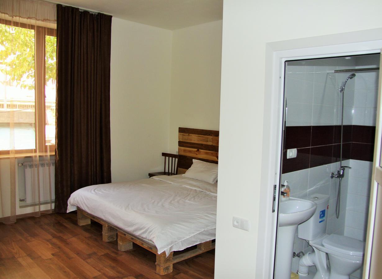 Shat Lav Hostel Єреван Екстер'єр фото