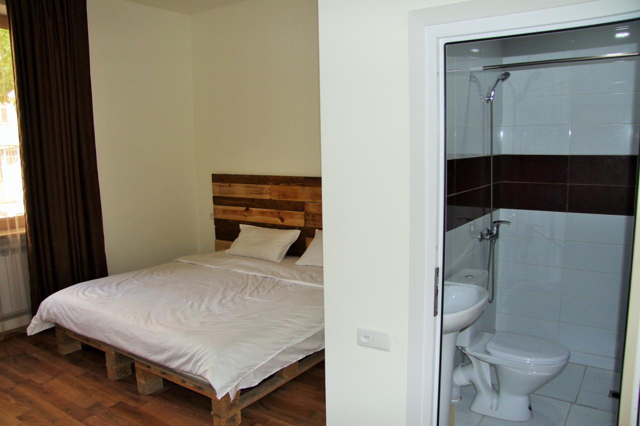 Shat Lav Hostel Єреван Екстер'єр фото