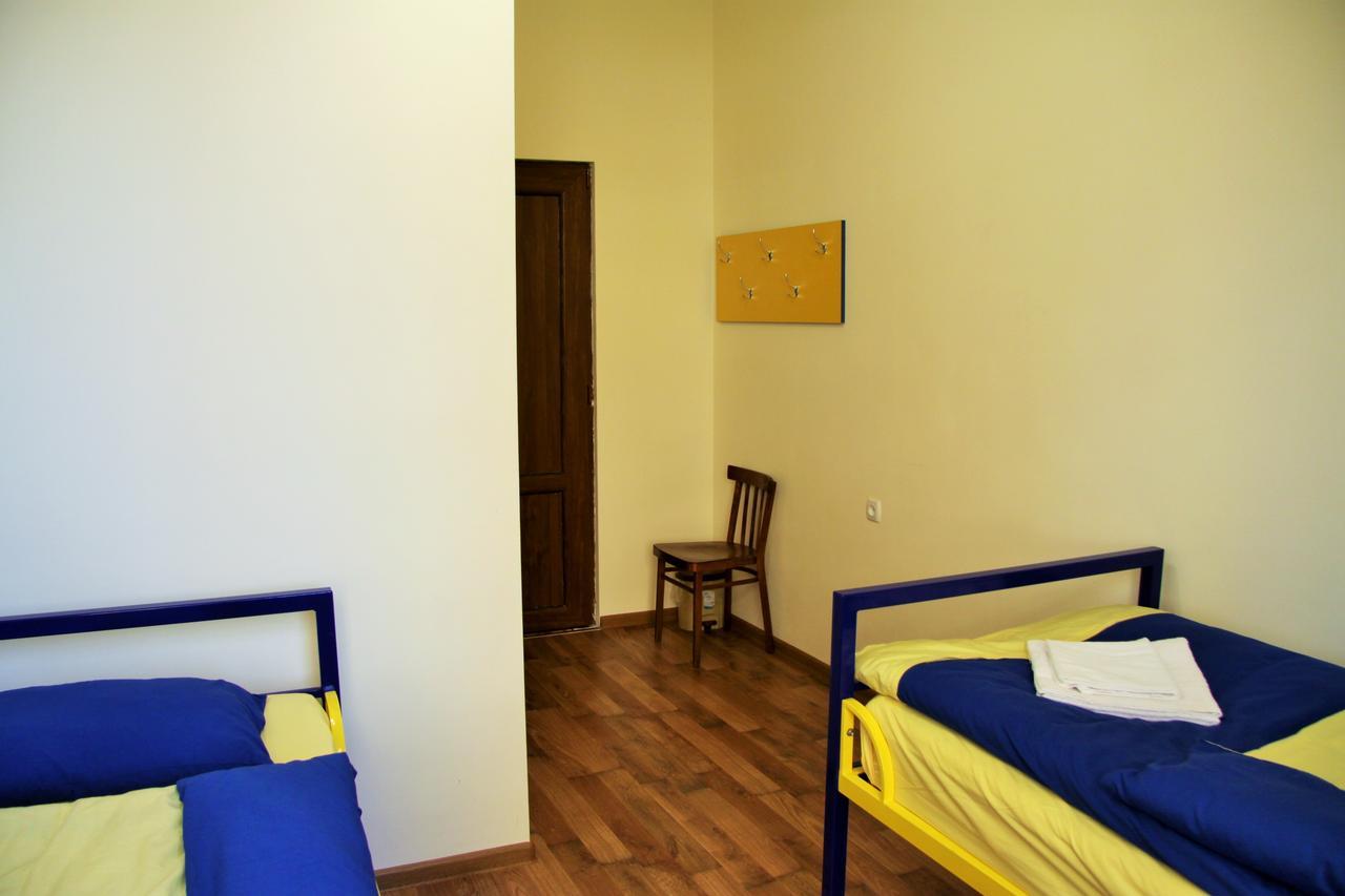 Shat Lav Hostel Єреван Екстер'єр фото