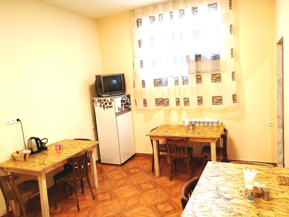Shat Lav Hostel Єреван Екстер'єр фото