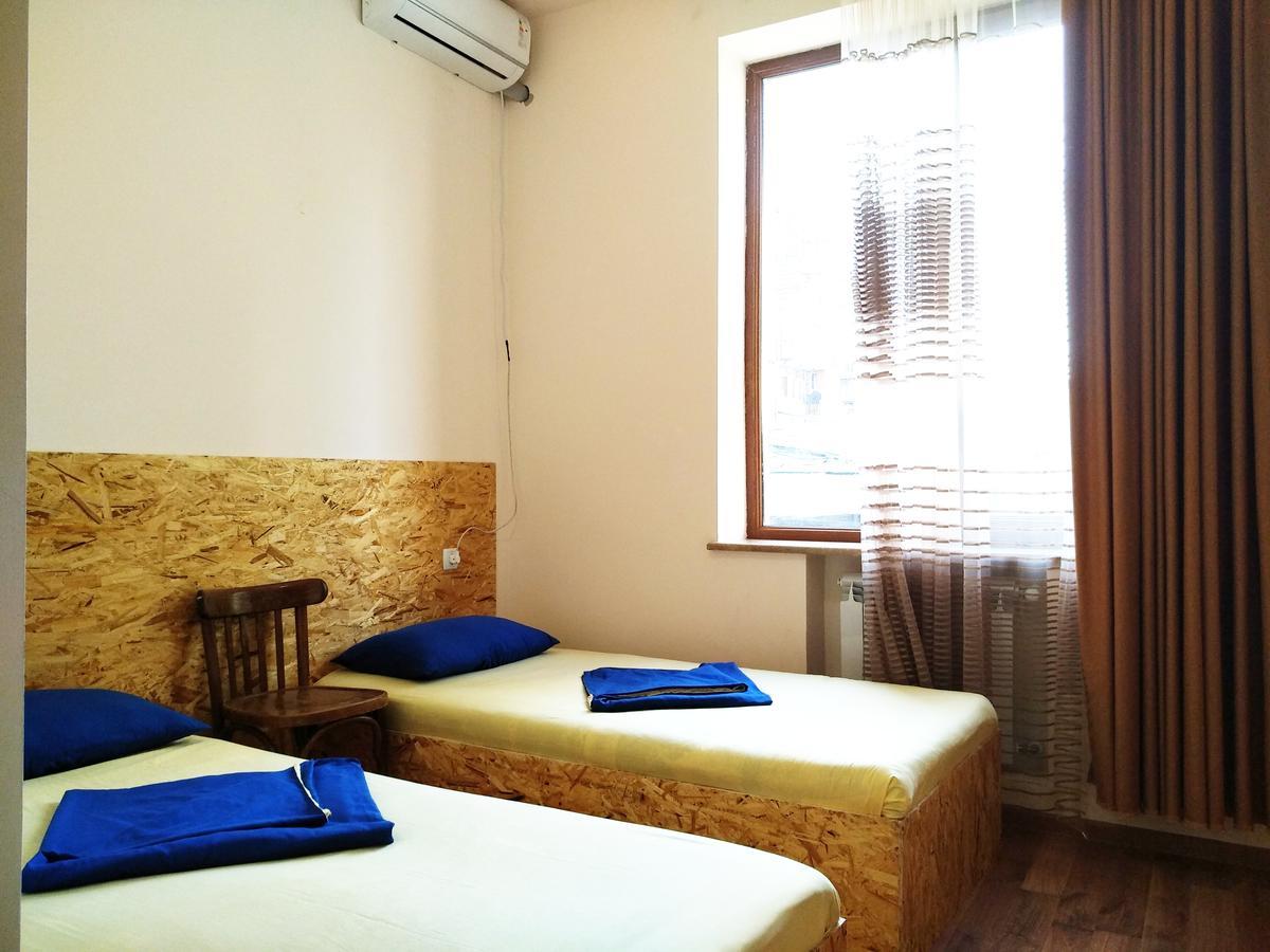 Shat Lav Hostel Єреван Екстер'єр фото