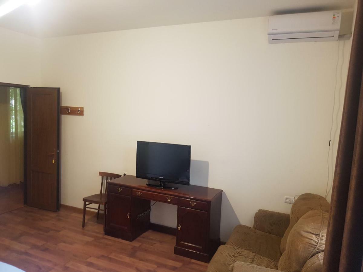 Shat Lav Hostel Єреван Екстер'єр фото