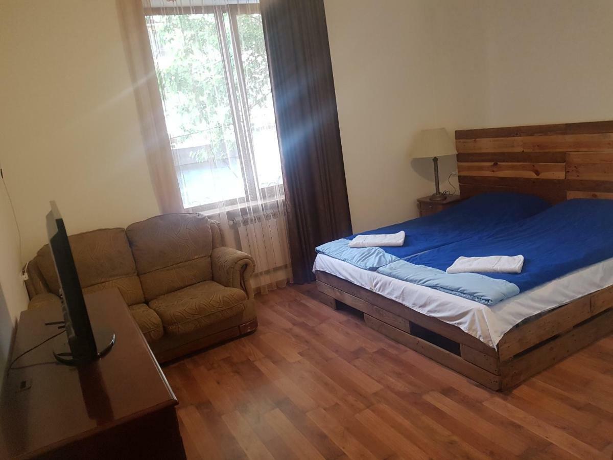 Shat Lav Hostel Єреван Екстер'єр фото